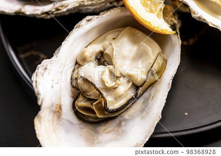 新鮮的牡蠣 新鮮的牡蠣 98368928