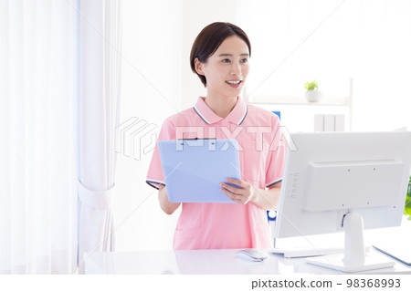 Caregiver portrait 98368993