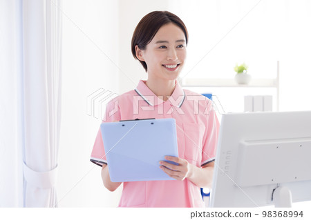 Caregiver portrait 98368994