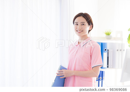 Caregiver portrait 98369086