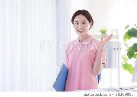 Caregiver portrait 98369093