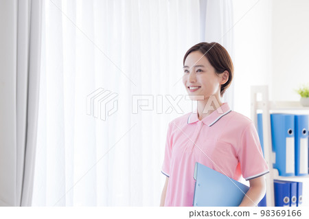 Caregiver portrait 98369166
