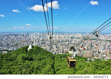 北海道、藍天的札幌、藻岩山索道的風景 98369271