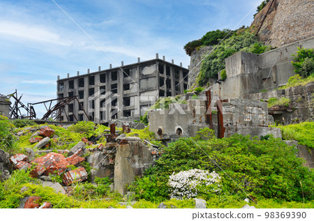 軍艦島的廢墟建築和綠地 軍艦島的廢墟建築和綠地 98369390