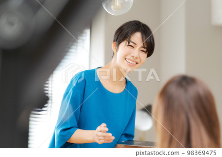 women having a meeting 98369475