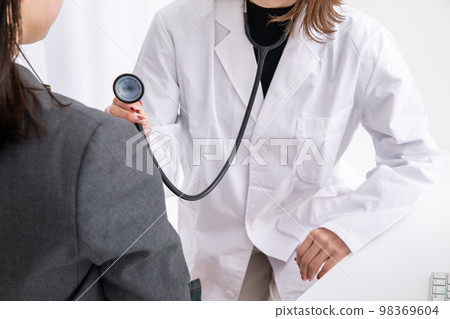 Female doctor examining Doctor 98369604