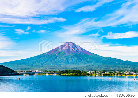 夏季河口湖和富士山 98369650