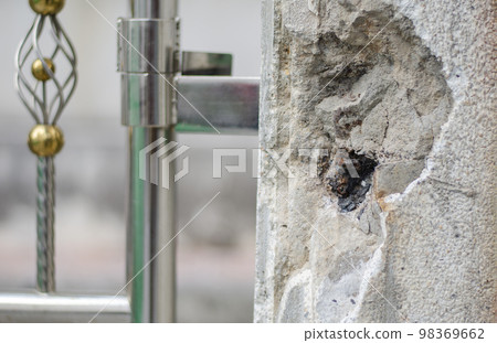 Cement pillars are broken or damaged. Cement pillars are broken or damaged. 98369662
