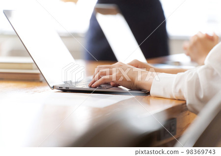 操作個人計算機的婦女的手 操作個人計算機的婦女的手 98369743