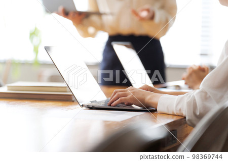 操作個人計算機的婦女的手 操作個人計算機的婦女的手 98369744