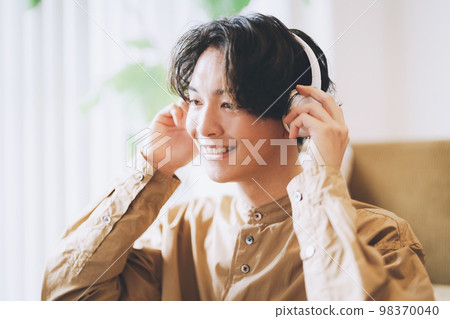 男人聽音樂 98370040