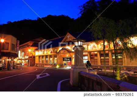 [兵庫縣]城崎溫泉夜景（一之湯） 98370261