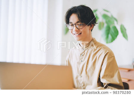 一個人在家裡使用個人電腦 98370280