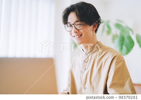 一個人在家裡使用個人電腦 98370281