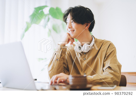 一個人在家裡使用個人電腦 一個人在家裡使用個人電腦 98370292
