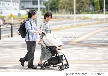 一對夫婦撫養孩子過人行橫道 98370298