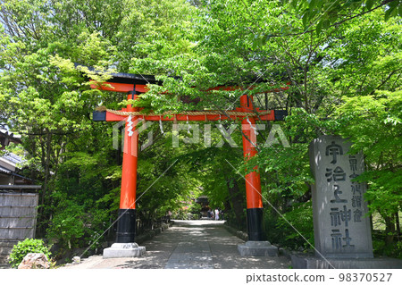 京都府宇治市世界遺產宇治上神社的鳥居門和入口 98370527