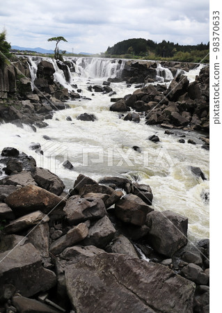 Scenery of beautiful Sogi Falls with torrents 98370633