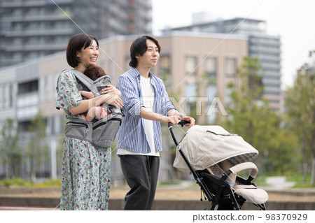 A couple raising children walking in the city A couple raising children walking in the city 98370929