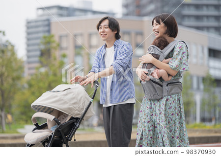 A couple raising children walking in the city A couple raising children walking in the city 98370930