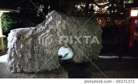 Yasui Kanpei Shrine at night 98371372