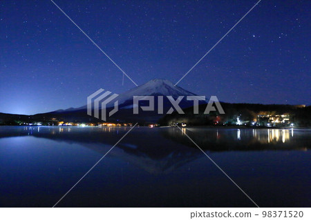 Lake Yamanaka at night Fuji 98371520