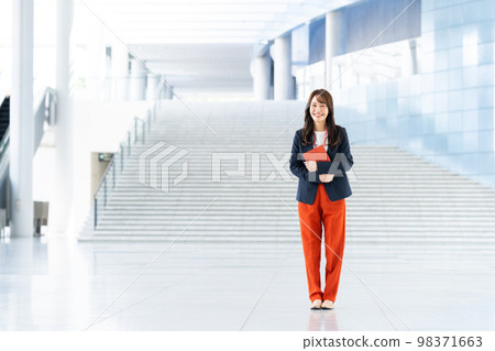 辦公室裡的年輕女商人 98371663