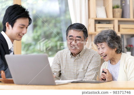 高級夫婦與來訪的銷售人員交談 98371746
