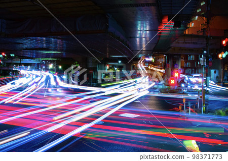 Night traffic under the Metropolitan Expressway No. 5 Ikebukuro Line elevated [night view image] 98371773