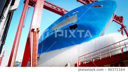 Tonnage steel ship is under construction in shipyard, shipbuilding continues 98372164
