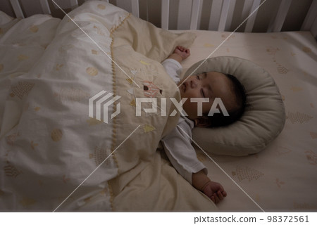 A baby sleeping in Nentre at night 98372561