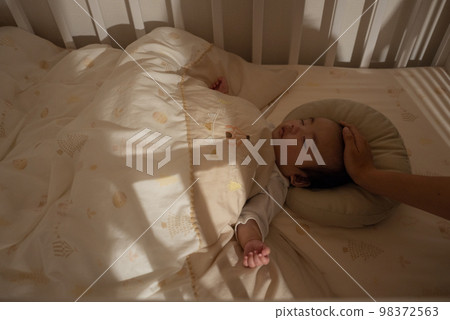 A baby sleeping in Nentre at night 98372563