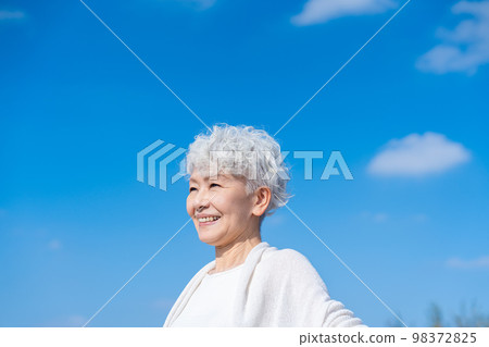 在外面深呼吸的資深女性 98372825