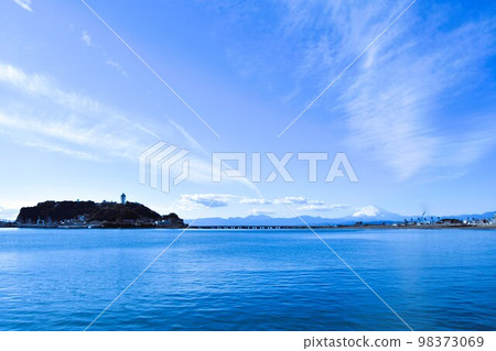 從片瀨東濱海灘看到的雪山富士 從片瀨東濱海灘看到的雪山富士 98373069