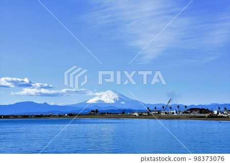 從片瀨東濱海灘看到的雪中的江之島富士山 從片瀨東濱海灘看到的雪中的江之島富士山 98373076