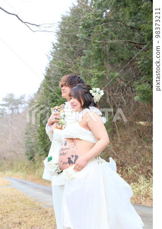孕婦照20多歲新婚夫妻可愛孕婦老公 孕婦照20多歲新婚夫妻可愛孕婦老公 98373211