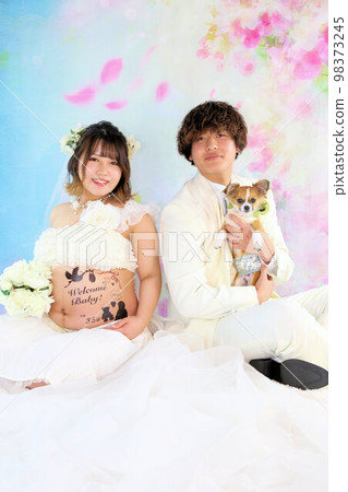 Maternity photo Newlyweds in their 20s, cute pregnant women and husbands Maternity photo Newlyweds in their 20s, cute pregnant women and husbands 98373245