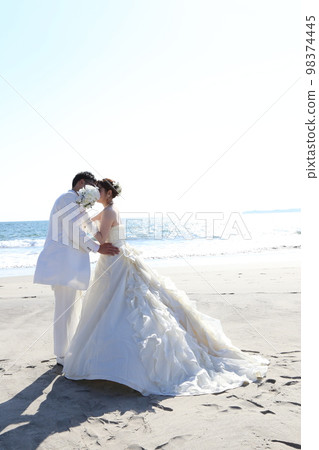 Photo wedding bride and groom kiss scene 98374445