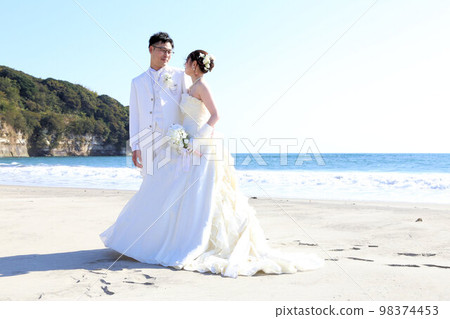 新郎新娘海邊拍婚紗照海邊外景 新郎新娘海邊拍婚紗照海邊外景 98374453