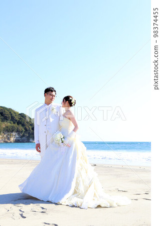 新郎新娘海邊拍婚紗照海邊外景 新郎新娘海邊拍婚紗照海邊外景 98374455