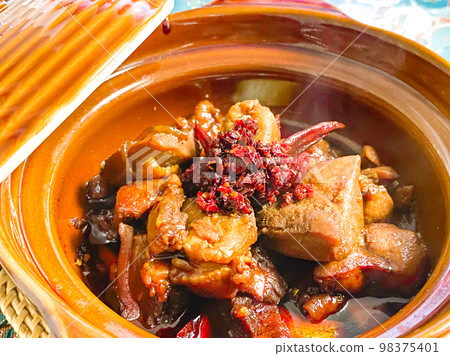 Chinese home-cooked Japanese pepper chicken (flower chicken chunks) 98375401