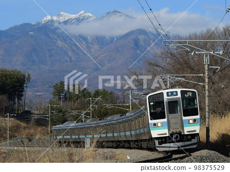 系列 211 長野彩色小淵澤-長坂以八岳為背景繞著曲線跑 98375529