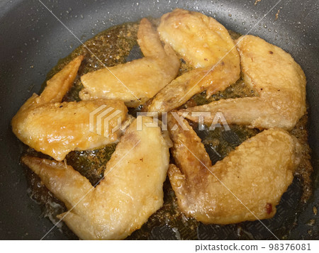 烹飪雞翅 98376081