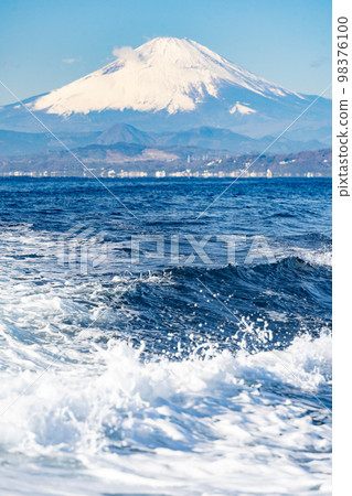 “Funasai” is an annual festival held at Kamakura Koshigoe Fishing Port to celebrate the start of work for fishermen. “Funasai” is an annual festival held at Kamakura Koshigoe Fishing Port to celebrate the start of work for fishermen. 98376100