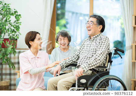 高級、護理、護士、夫婦、輪椅、女人、祖母、護理人員、祖父、護理員、銷售、護理圖像 98376112