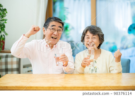 外婆外公微笑老人水杯水杯外婆老人老人 98376114