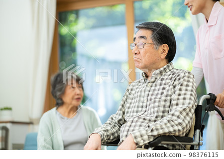 高級、護理、護士、夫婦、輪椅、女人、祖母、護理人員、祖父、護理員、銷售、護理圖像 98376115