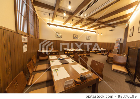 restaurant's tatami room 98376199