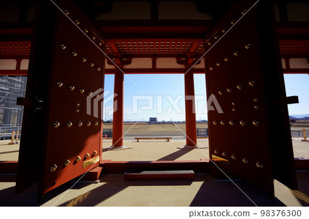 Heijo Palace Site Historical Park・The completed South Gate of the Daigokuden and the Suzaku Gate in the background 98376300