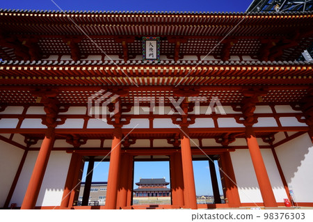 平城宮遺址歷史公園・完成的大極門和大極殿 平城宮遺址歷史公園・完成的大極門和大極殿 98376303